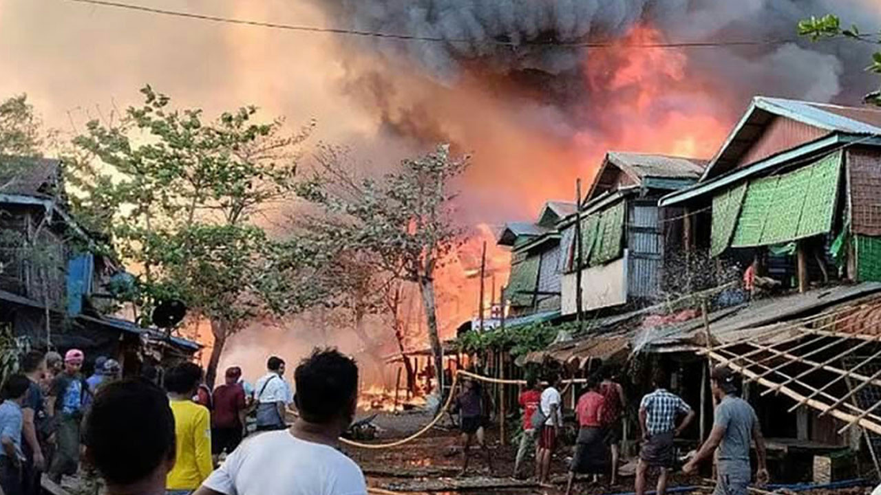 Ordu göstericilerin üstüne paraşütle bomba attı! 40 kişi hayatını kaybetti