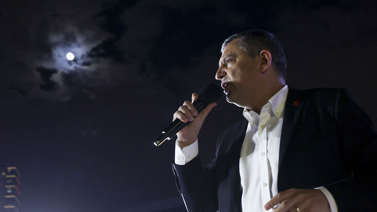 Özgür Özel'den ilk yurt dışı mitingine çağrı