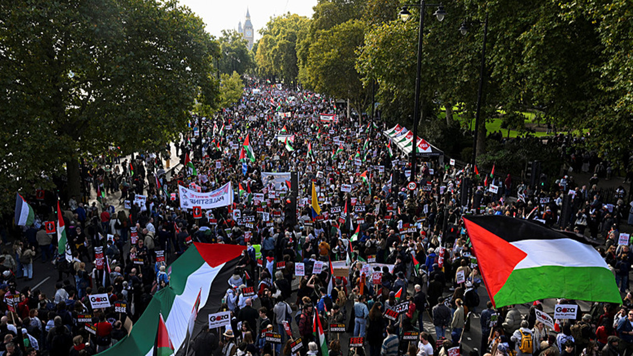 Norveç'te İsrail maçı öncesi binlerce kişi sokağa döküldü