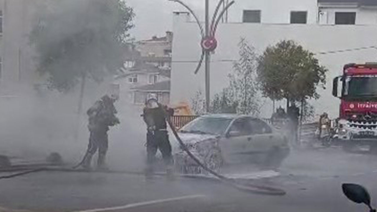 Kocaeli'de seyir halindeki otomobil cayır cayır yandı