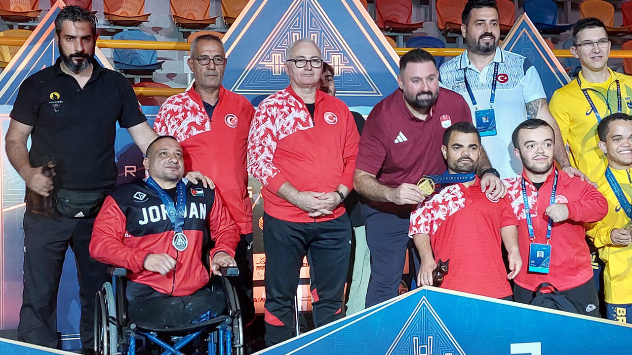 Milli para halterci Türkiye'ye ilk altın madalyayı getirdi