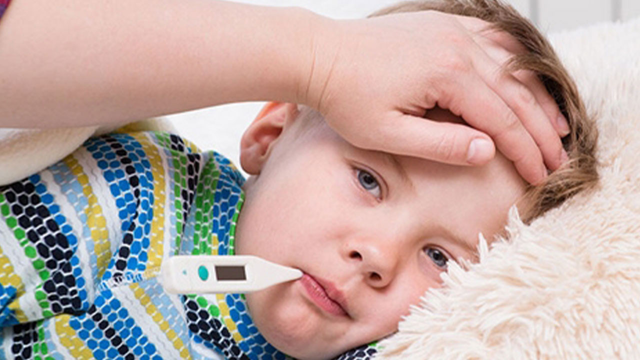 Öpücük hastalığı tehlikesi! Ateş nöbeti 10 yaş üstünü vurdu