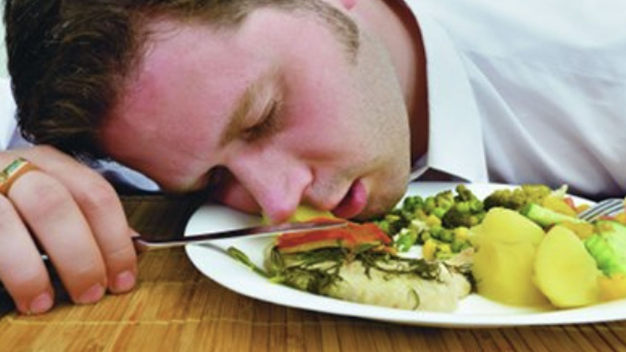 Yemek sonrası uykululuk haliyle ilgili uzman uyarıları