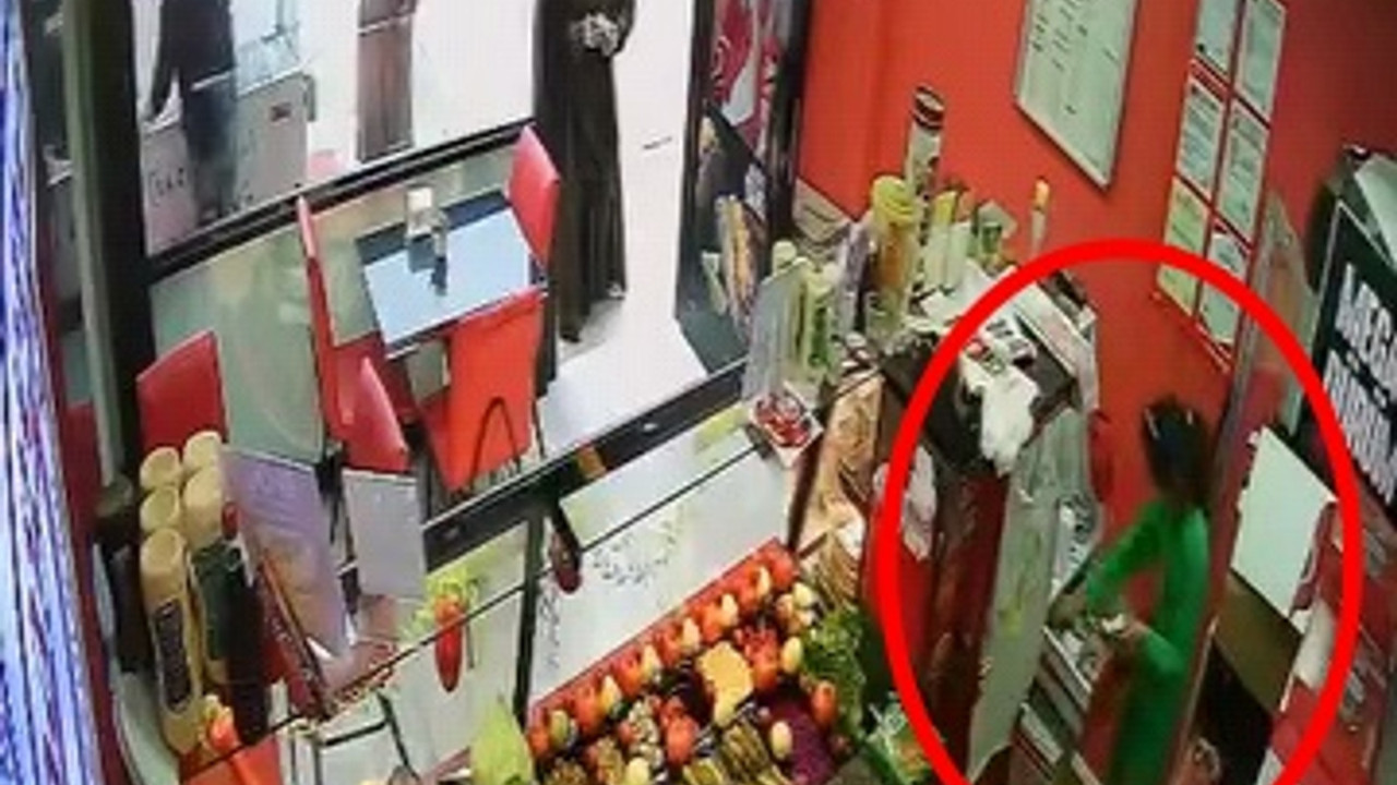 Çiğ köfte dükkanında çocuk hırsız şoku: Kasadan 3 bin lira çaldı! Kamera her anı kaydetti