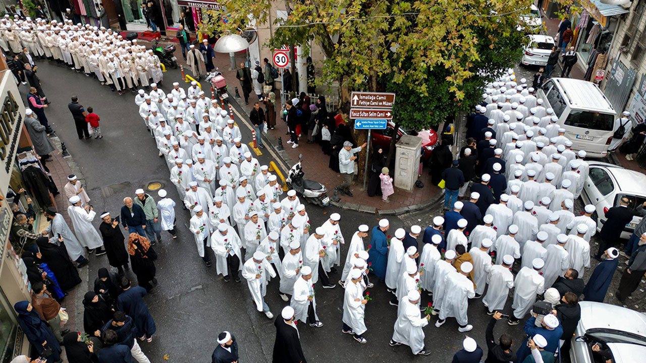İstanbul'da İsmailağa korteji! Trafik durdu cemaat yürüdü