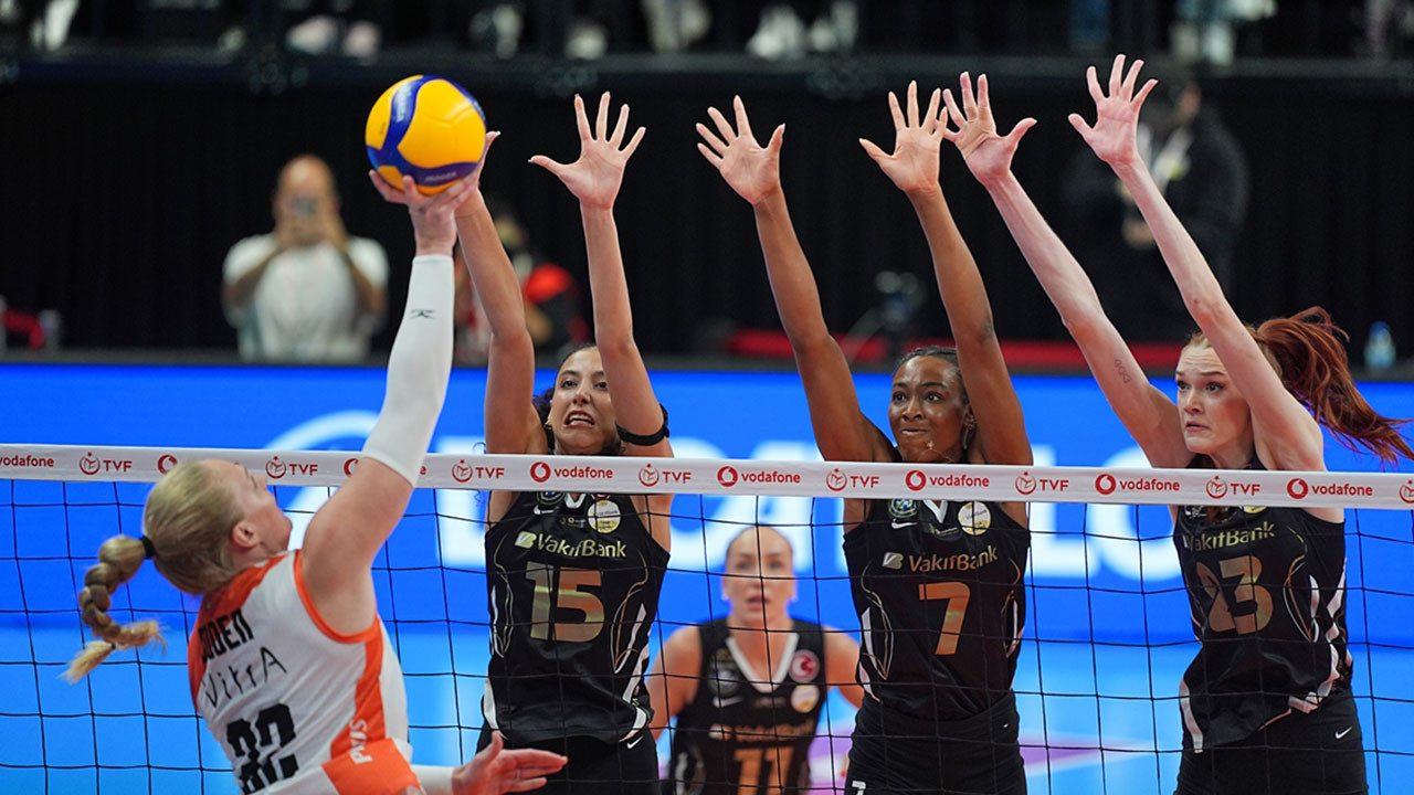 Eczacıbaşı kendi salonunda ilk yenilgisini ezeli rakibinden aldı