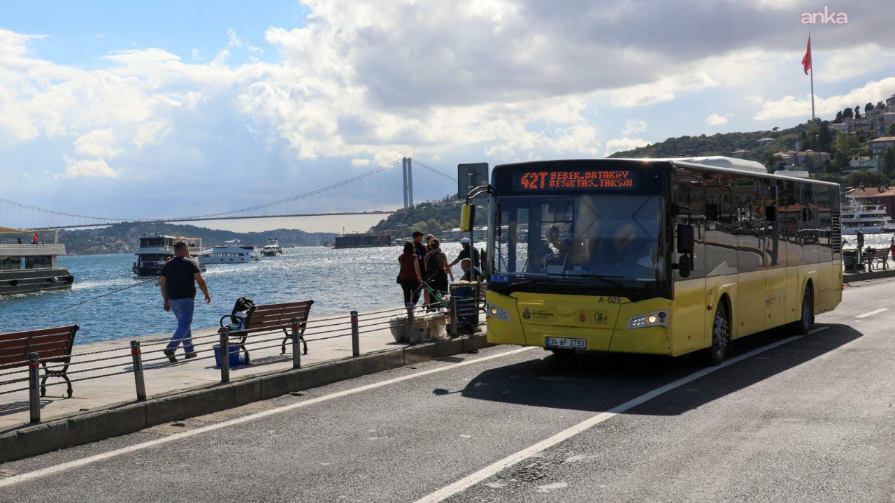 Kadıköy'de İETT otobüsü bariyerlere çarptı, 2 kişi yaralandı