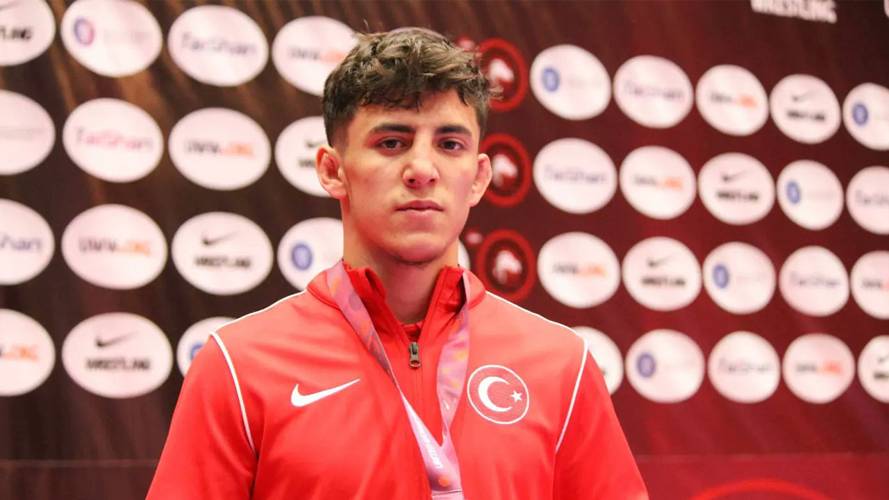 Güreşçi Tolga Özbek dünya üçüncüsü oldu