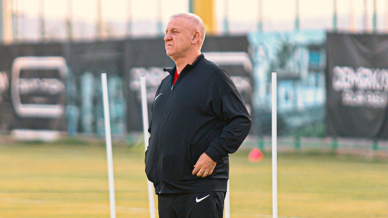 İki teknik direktör daha ikinci yarıyı göremedi