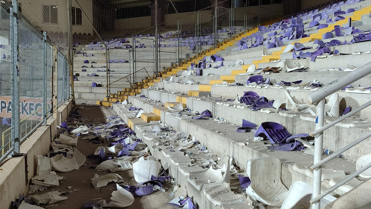 Tribünde ortalık karıştı, koltuklar havada uçuştu