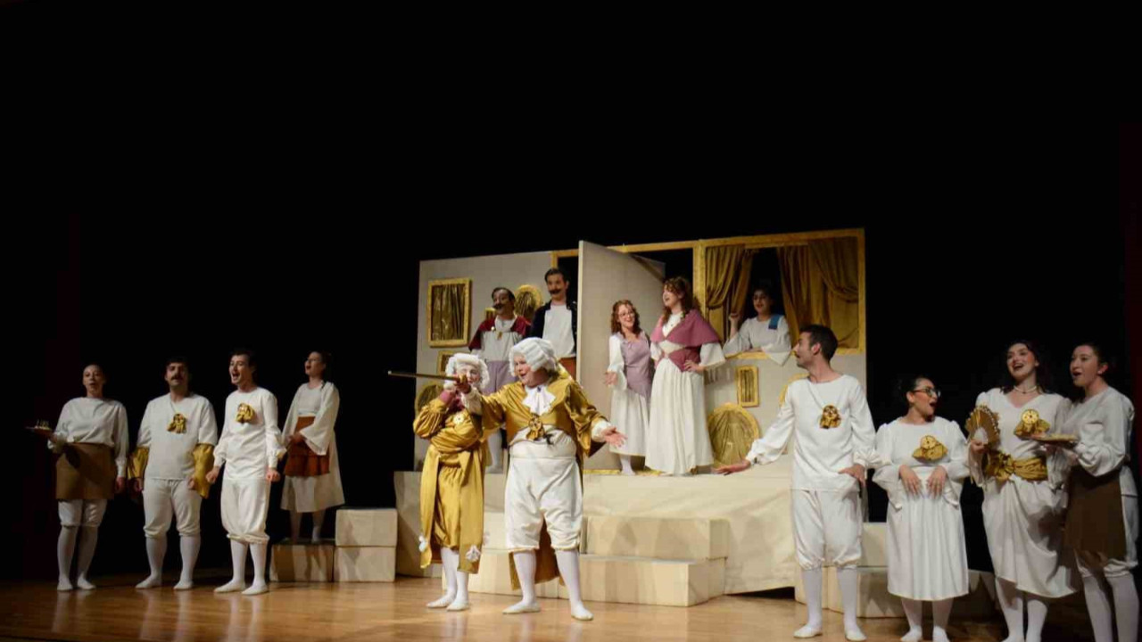 "Kibarlık Budalası" tiyatroseverlerle buluştu