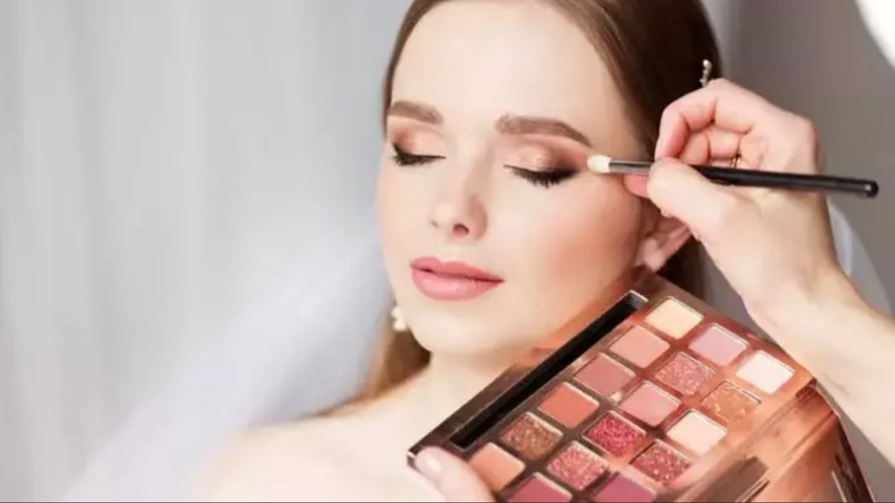 Makyajınızın kalıcılığını arttırmak bu yöntemle çok basit