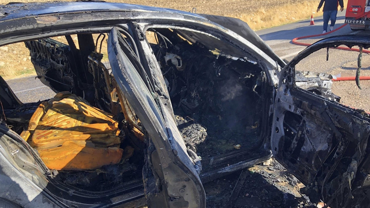 Seyir halindeki otomobil aniden alev aldı!