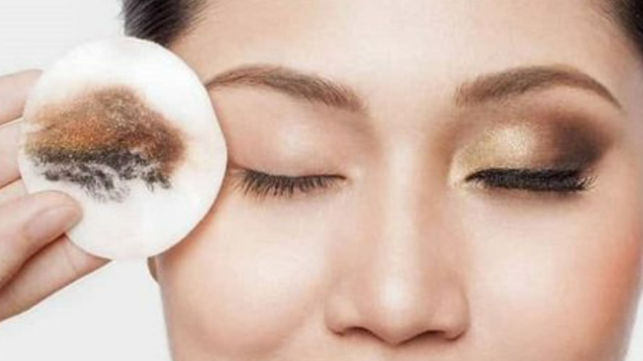 Tek hareketle doğal yöntemle makyajınızı çıkarmak mümkün