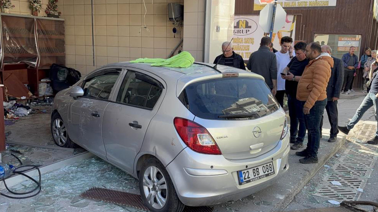 Otomobil fırına girdi: 4 yaralı