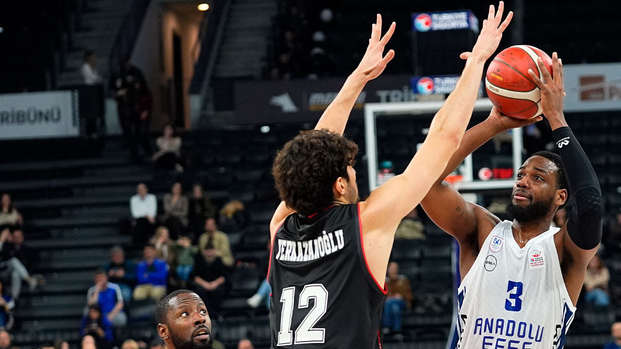 Anadolu Efes 32 sayı farkla kazandı