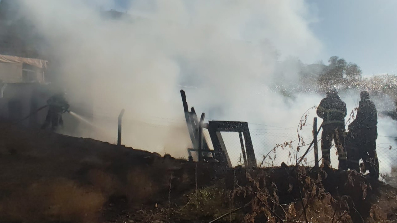 Aksaray’da ev önündeki odunlar alev aldı, korkutan yangın çıktı