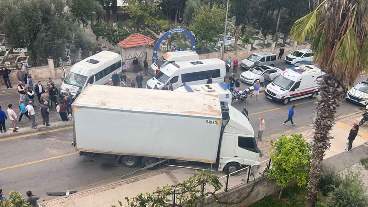 Kamyon, öğrencileri taşıyan midibüse çarptı! 22'si öğrenci, 23 yaralı var