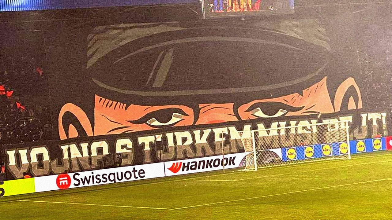 Türklere karşı açılan ırkçı pankartın sırrı