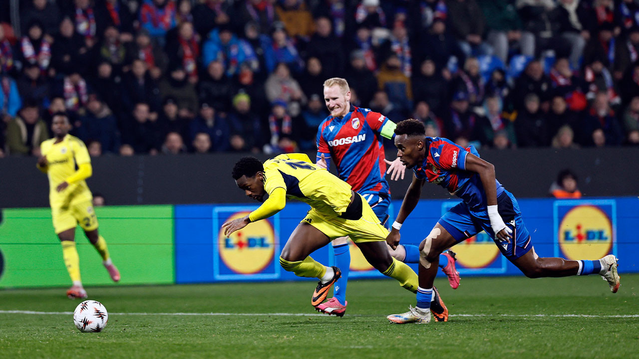 Viktoria Plzen-Fenerbahçe maçında tartışmalı karar! Türkiye bu pozisyonu konuşuyor