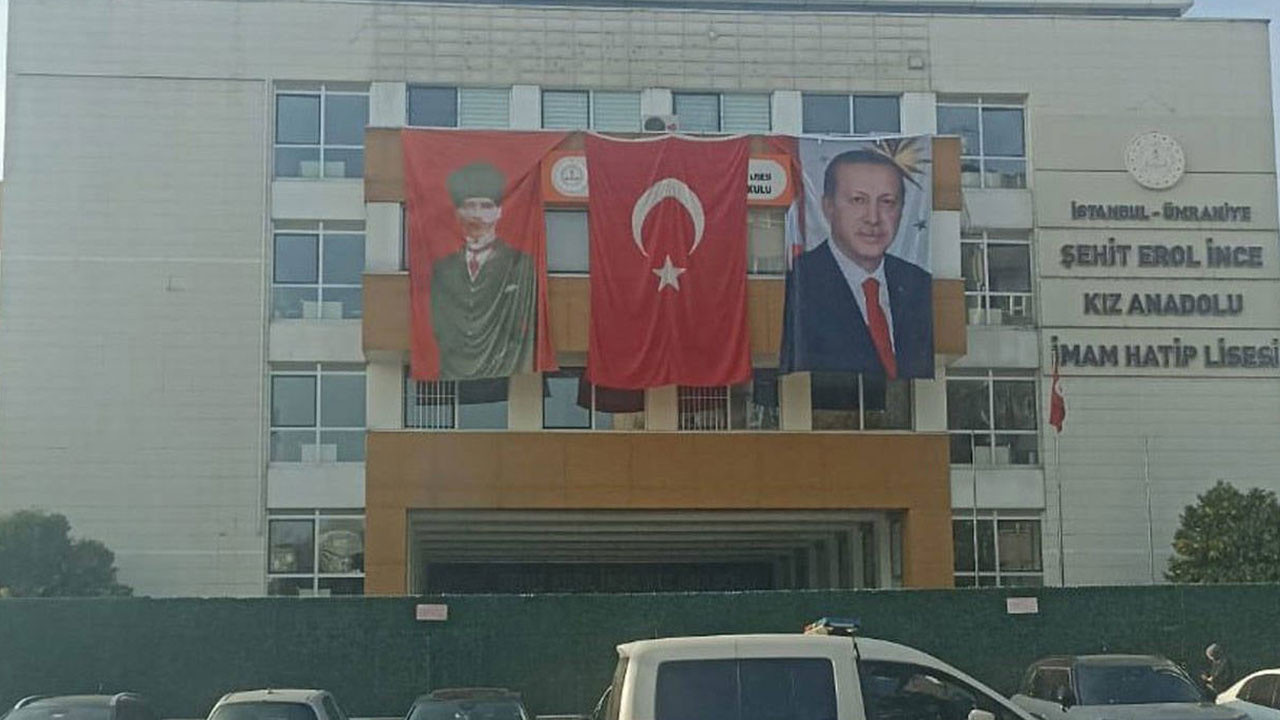 Atatürk fotoğrafının yanına yine Erdoğan zorunlu! "Nutuk'un yanına parti broşürü koymak gibi"