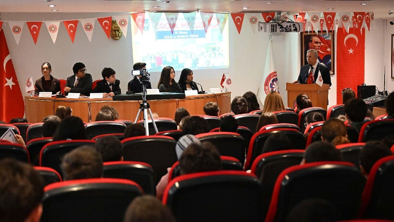 Mansur Yavaş, çocuklara mazbatalarını verdi