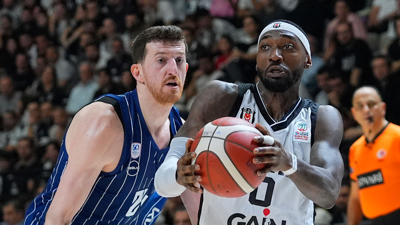 Namağlup Beşiktaş zirvede tek başına