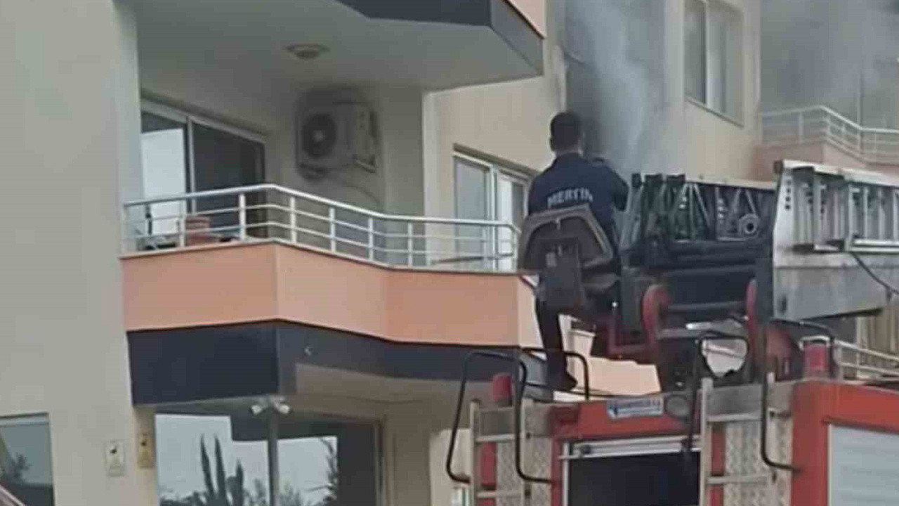 Erdemli’de bina yangını korkuttu