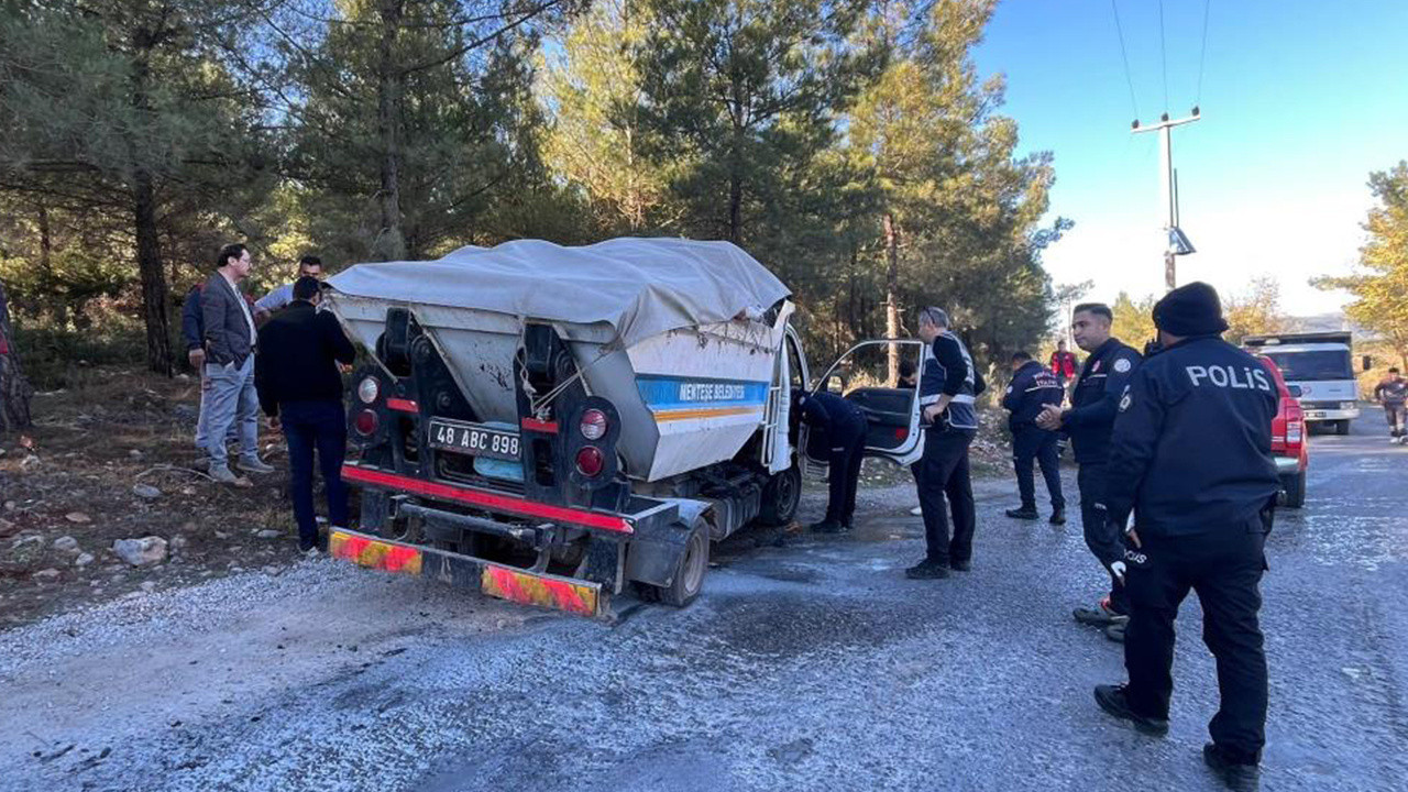 Çöp kamyoneti seyir halinde alev aldı