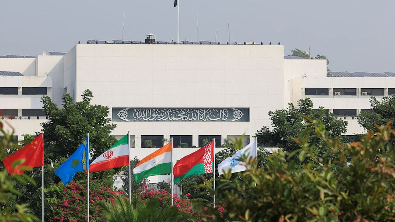 Pakistan'da ordunun yetkileri artırıldı!