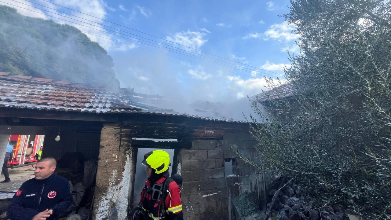 Ayvalık’ta depo alevlere teslim oldu!
