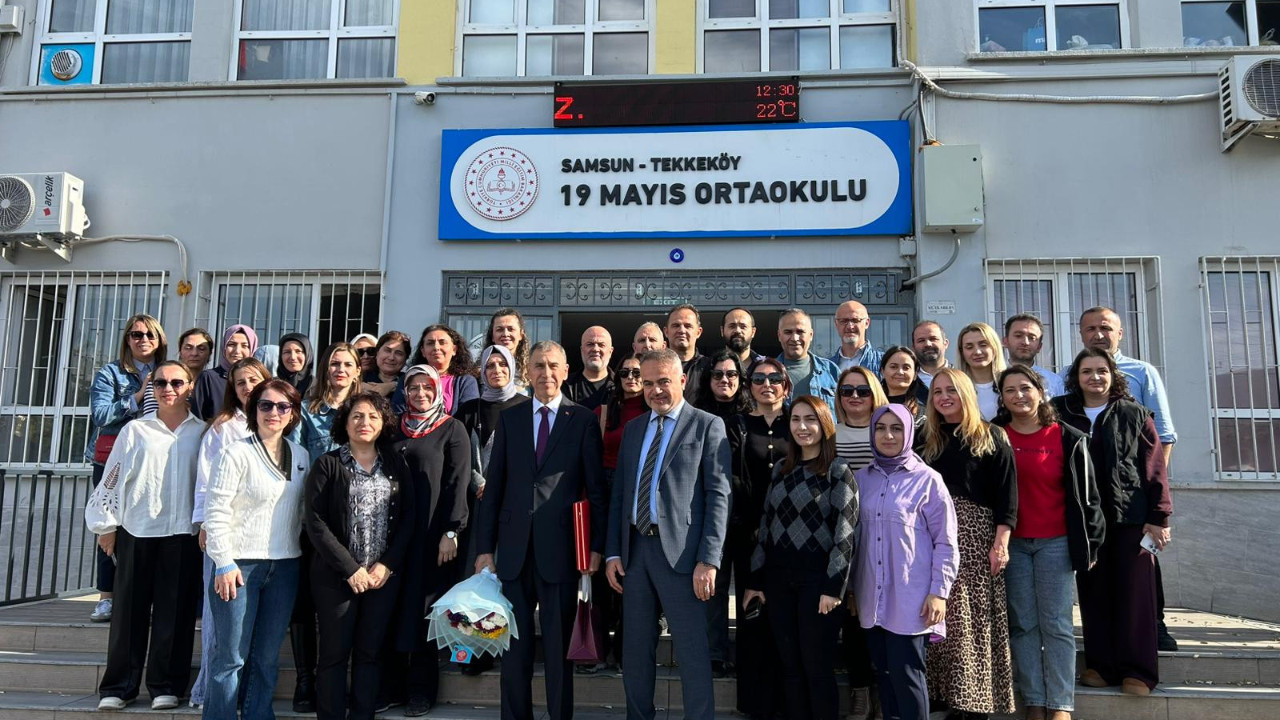 43 yıllık Türkçe öğretmeni düzenlenen törenle öğrencilerine veda etti