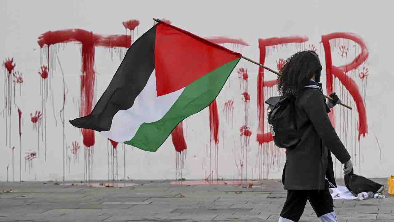 Filistin destekçilerinden Almanya'da Başbakanlık binasına 'failler' yazısı