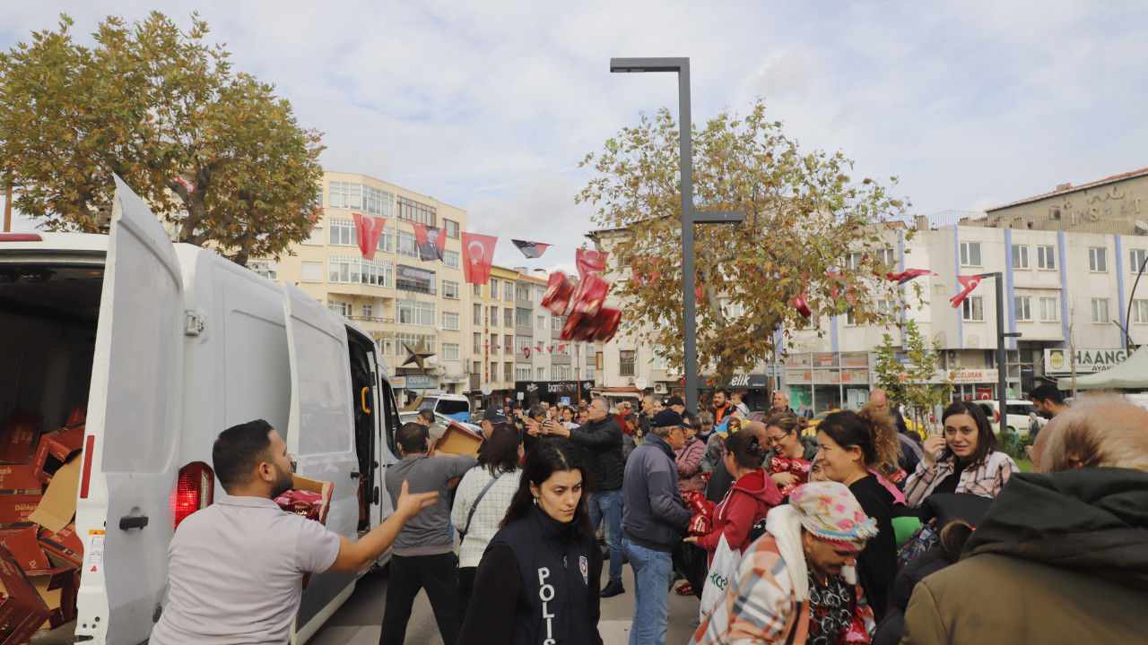 Keşan’da kurtuluş coşkusu izdihama döndü: Kek için çocuklar eziliyordu!