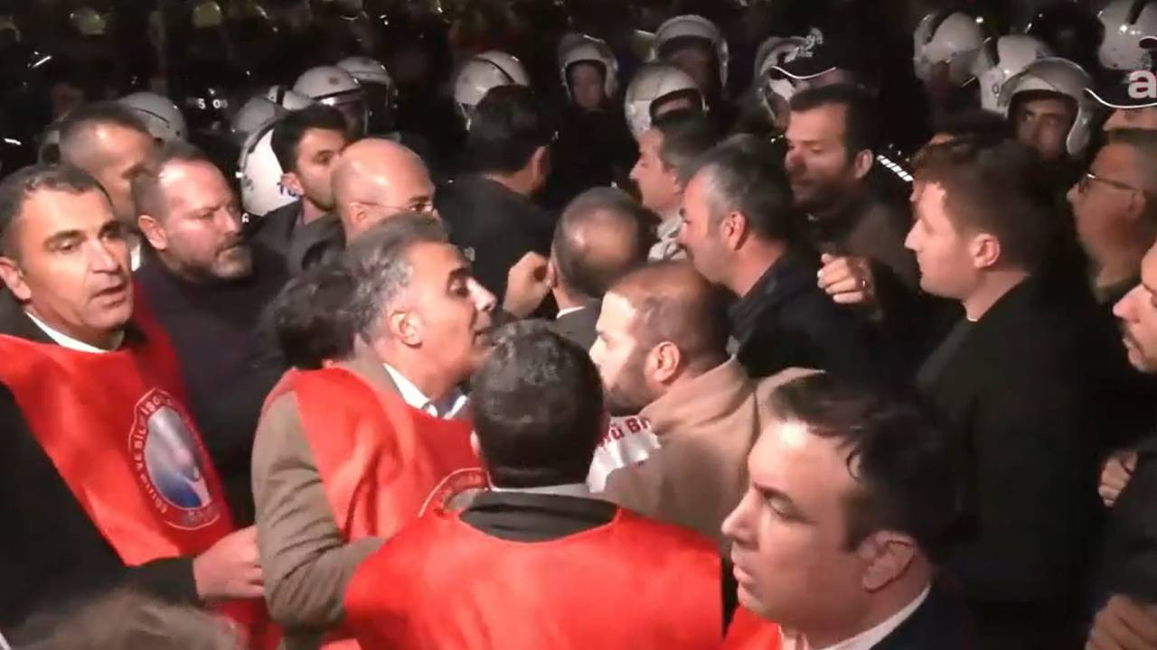Bütçe görüşülürken öğretmenlerin gece yürüyüşüne polis müdahalesi