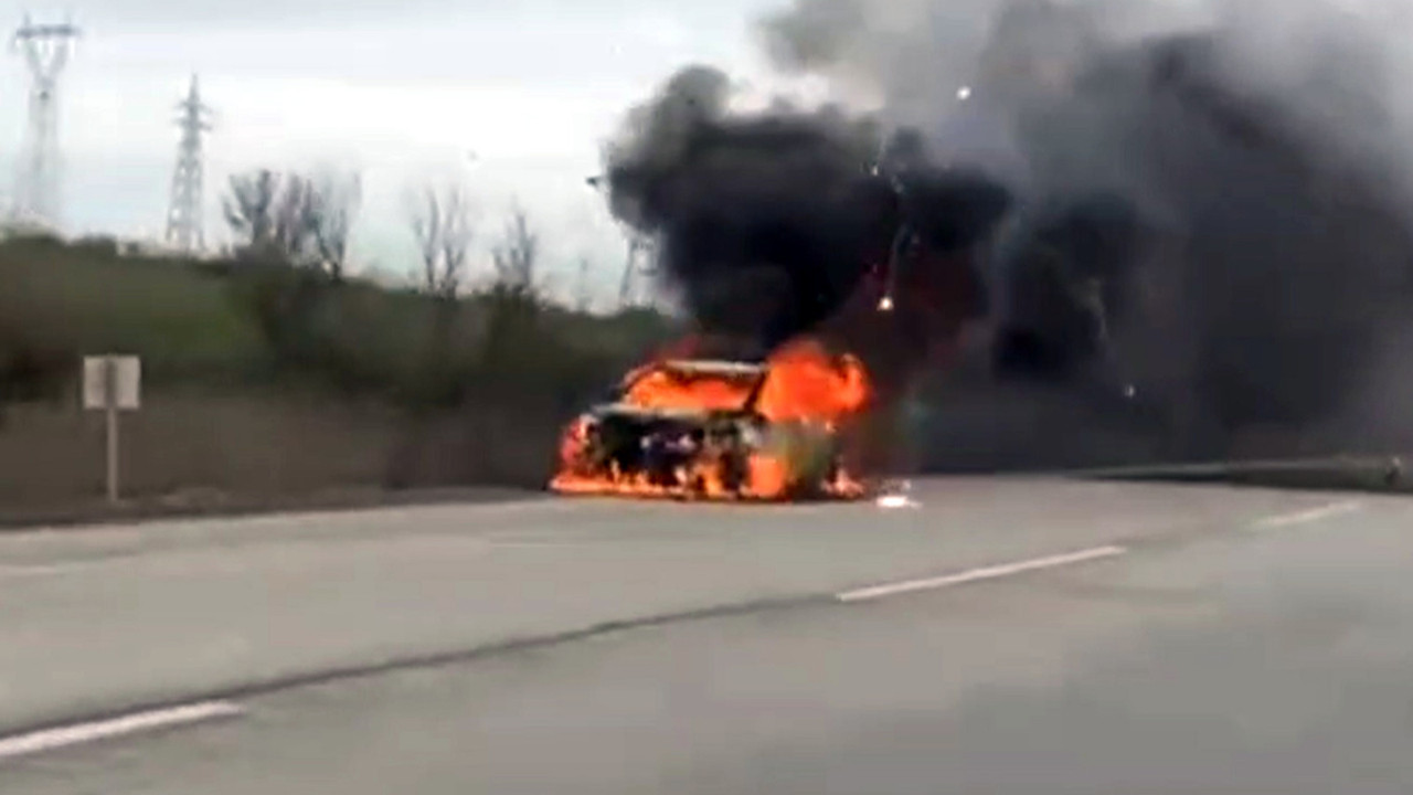 Otomobil seyir sırasında aniden alev aldı!