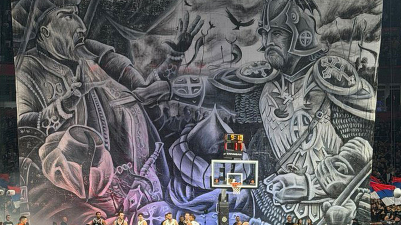 Fenerbahçe maçında Partizan taraftarından skandal pankart!