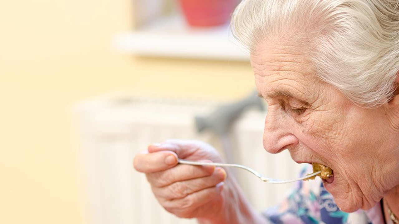 Yaşlıların diyetinde görünmez tehlike! Kuruyemiş seçiminde bilimsel uyarı