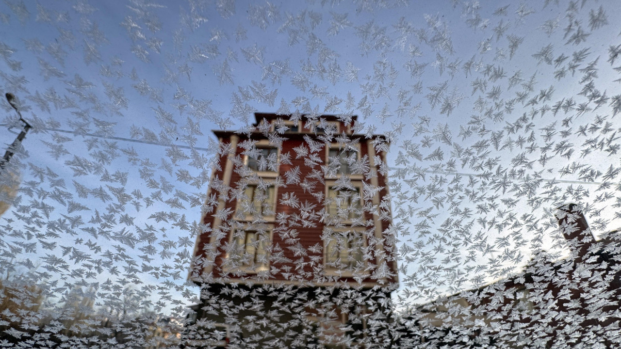 Ardahan’da Kura Nehri dondu: Eksi 8 derecede hayat durdu!