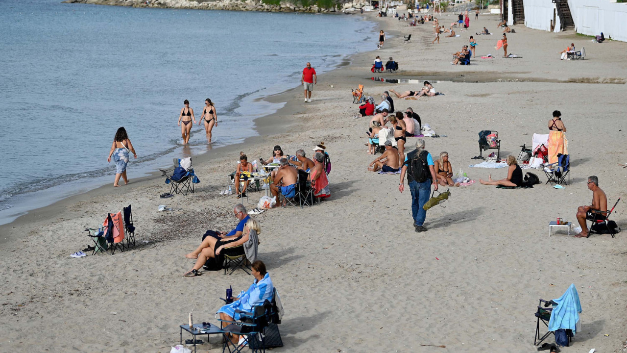 Kasım’da Kuşadası’nda yaz yaşanıyor! 25,6 dereceyle plajlar doldu taştı!