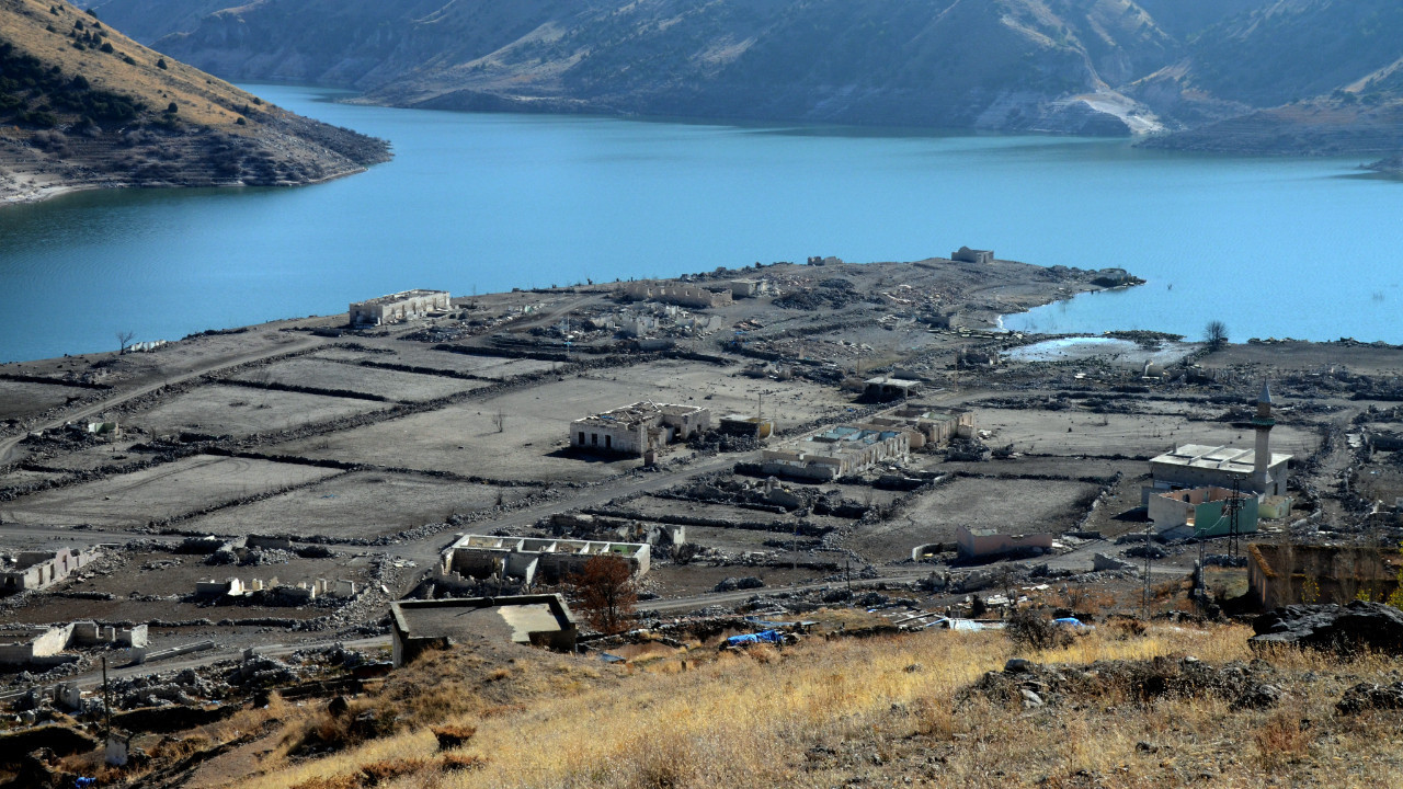 Baraj sularının çekilmesiyle köy gün yüzüne çıktı