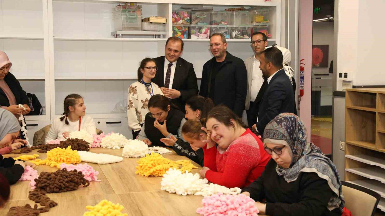 Özel kız öğrencilerinin el emeği, sevgi evlerindeki çocukları ısıttı