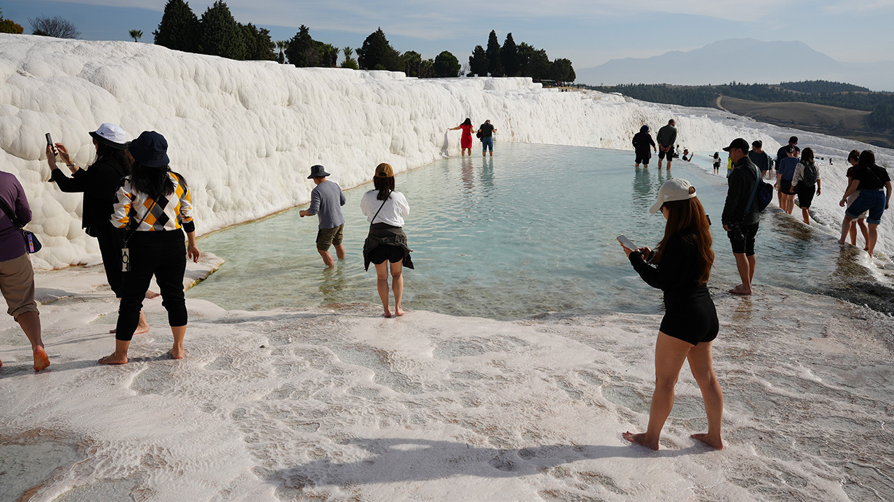 Travertenler Asyalı kafilelerle doldu