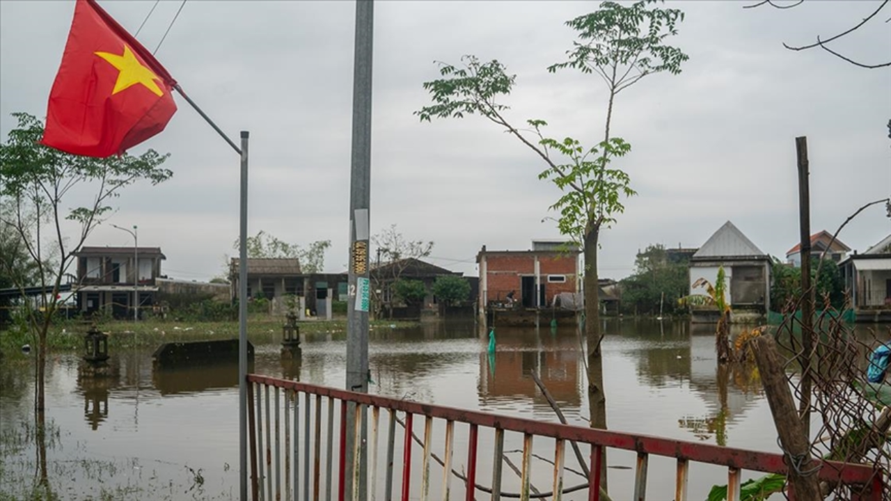Vietnam sele teslim: Ölü sayısı 90'a yükseldi