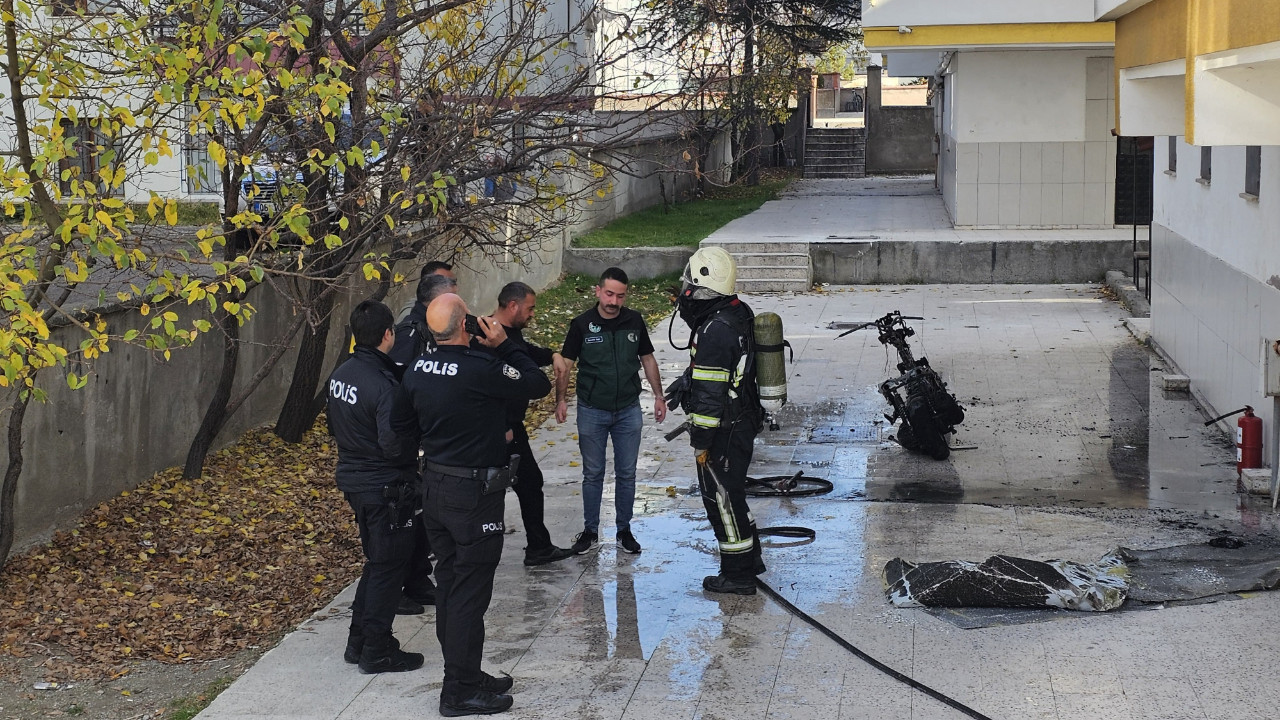 Apartman girişinde yanan motosiklet panik yarattı! 7'si çocuk 9 kişi hastaneye kaldırıldı