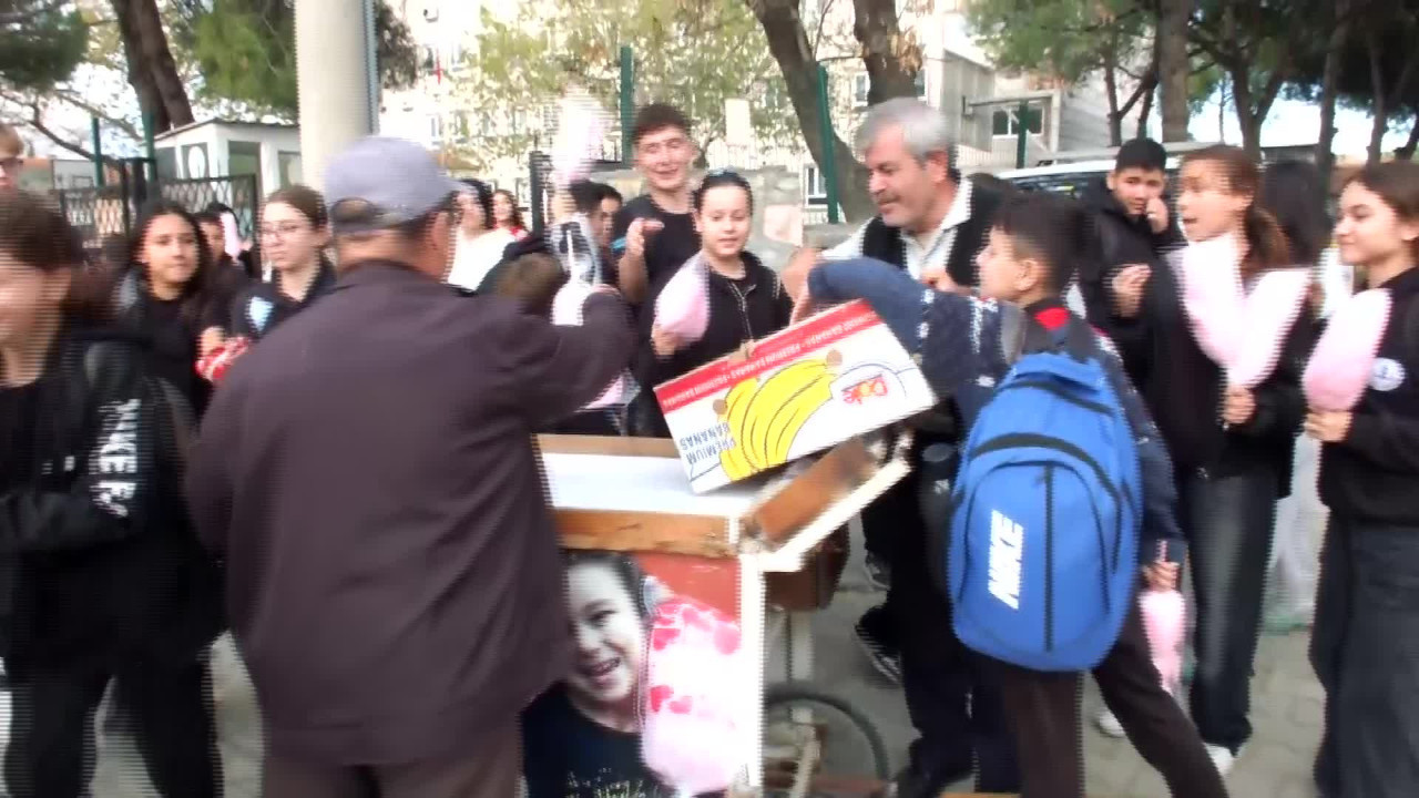 Burhaniyeli yurttaş, ölen kardeşi hayrına okul önünde pamuk şekeri dağıttı