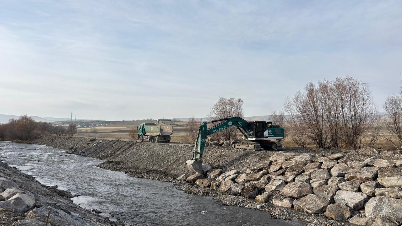 Taşkın riskini azaltmak amacıyla Susuz Çayı'nda dere ıslah çalışmaları tüm hızıyla devam ediyor