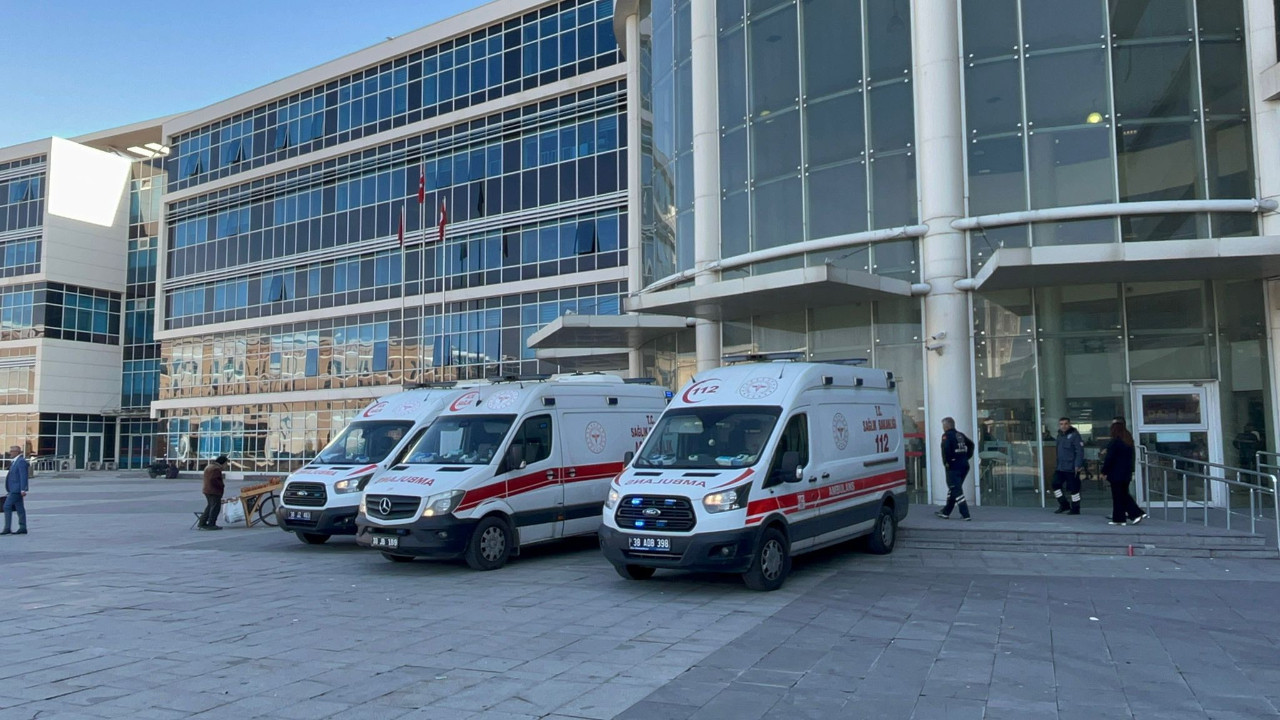 Adliye önünde 'boşanma' kavgası: Yaralılar var