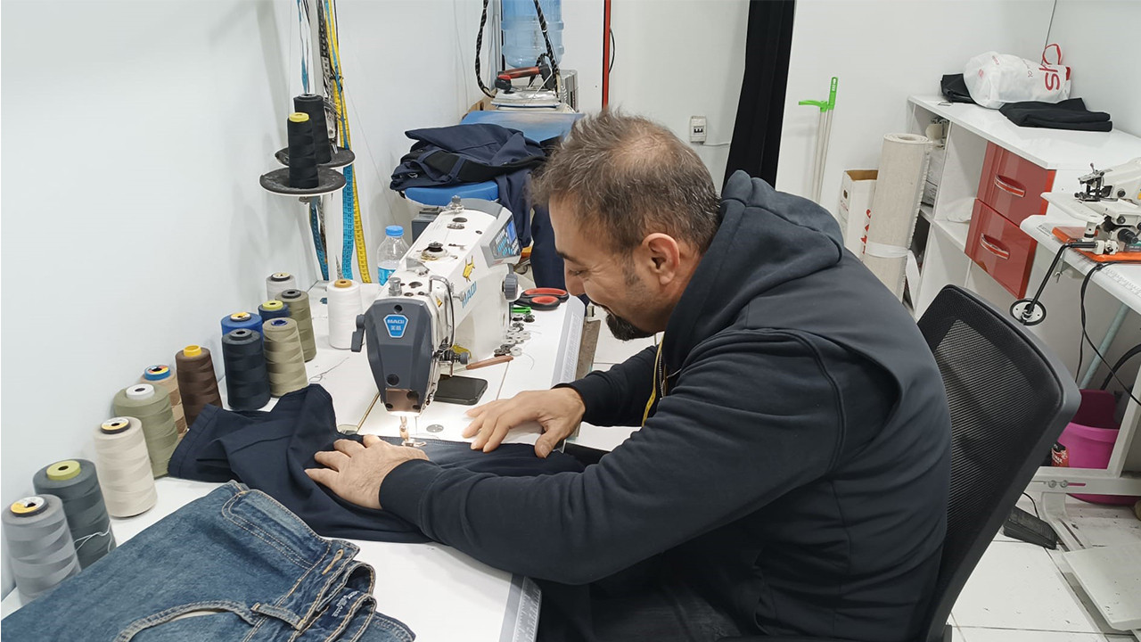 Batmanlı terziden alkışlanacak hareket! Yırtık okul kıyafetlerini ücretsiz dikiyor