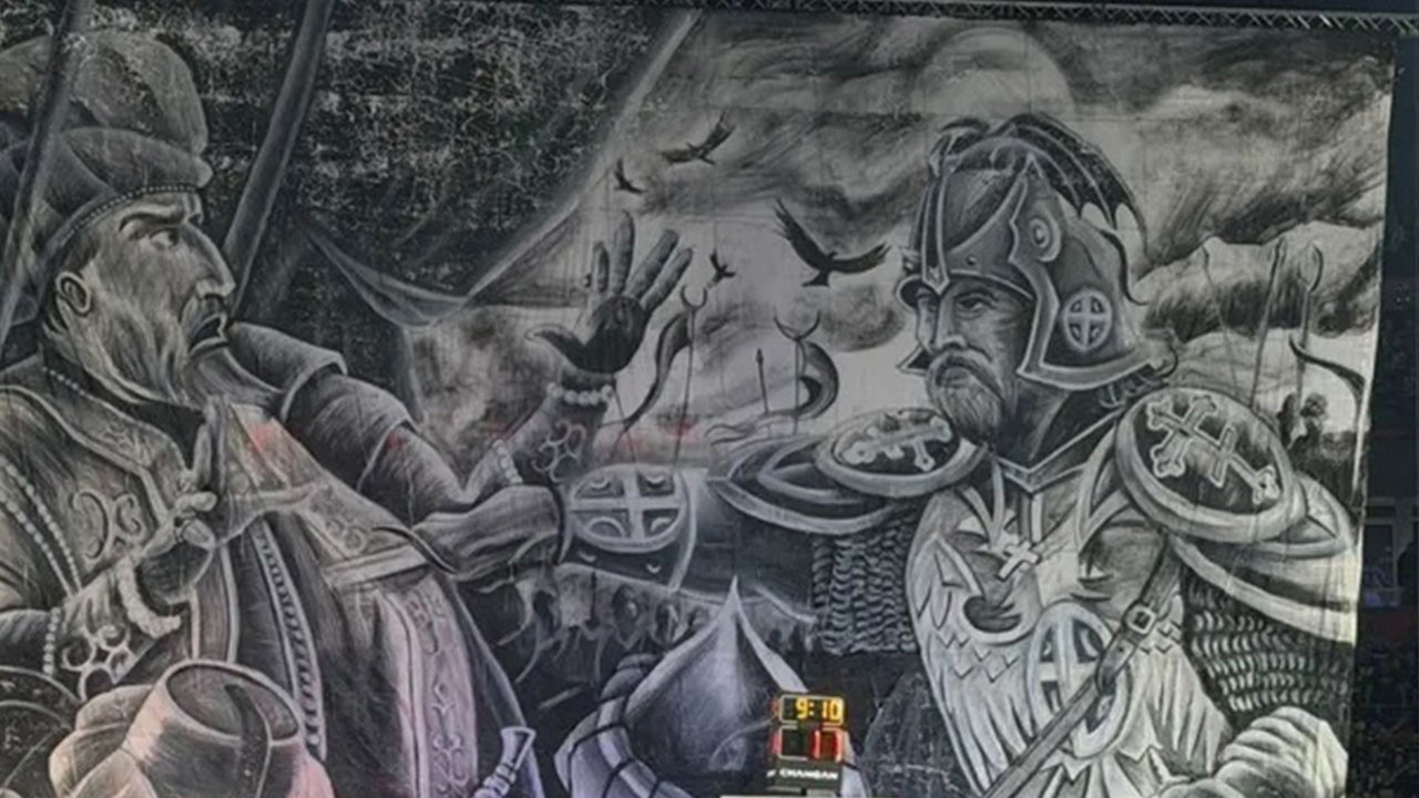 Irkçı pankarta sudan ucuz ceza